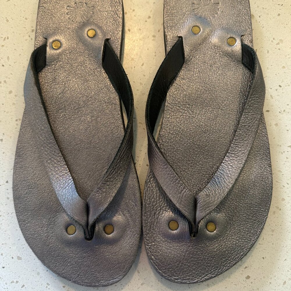 Vibram Flat Silver Leather Flip Flops Size 9